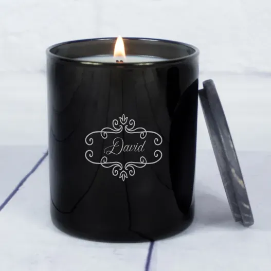 Vela grabada con nombre con campana de cristal (Detalle de presentación)