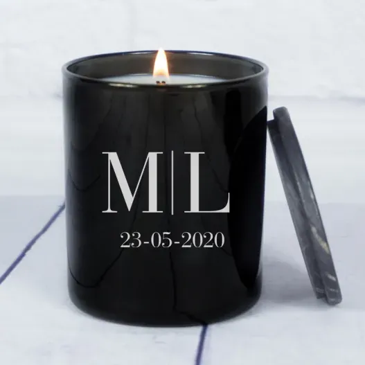 Vela personalizada con monograma con campana de cristal (Detalle de presentación)
