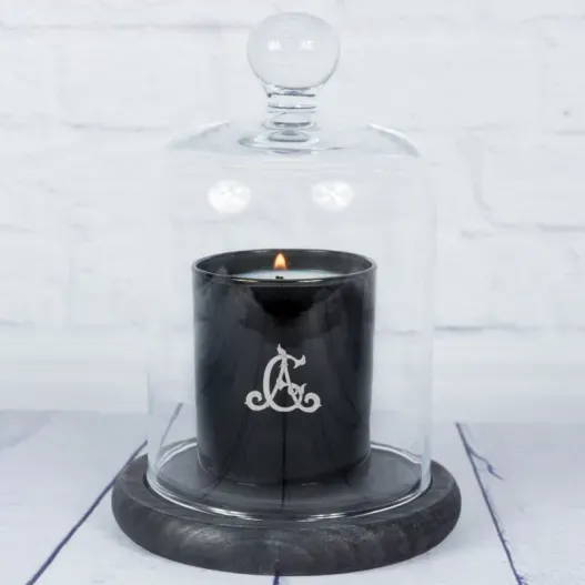 Vela personalizada con monograma grabado (Detalle de presentación)