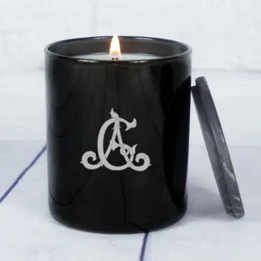 Vela personalizada con monograma grabado