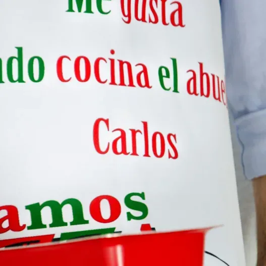 Delantal personalizado hoy cocina el abuelo (Detalle de presentación)