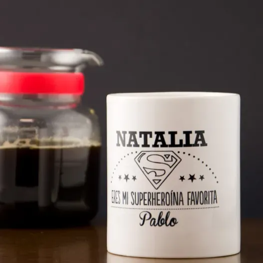 Taza personalizada para mi superhero&iacute;na (Detalle de presentación)