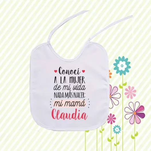 Babero personalizado Nada m&aacute;s nacer (Detalle de presentación)