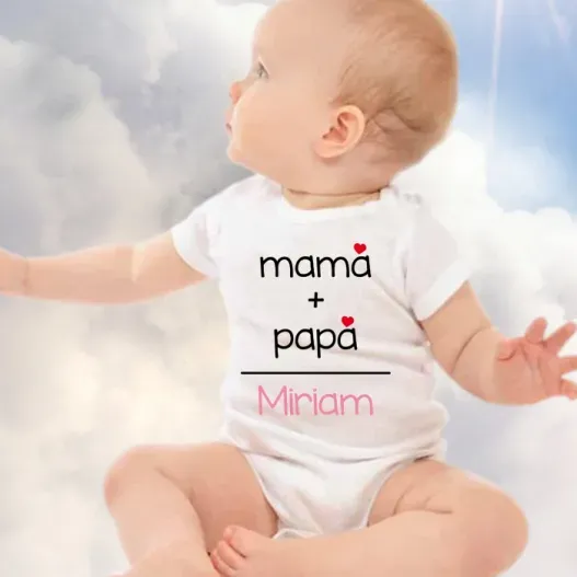 Body o camiseta infantil "pap&aacute;+mam&aacute;" personalizada (Detalle de presentación)