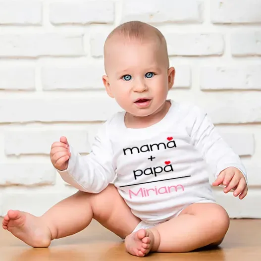 Body o camiseta infantil "pap&aacute;+mam&aacute;" personalizada (Foto de catálogo)