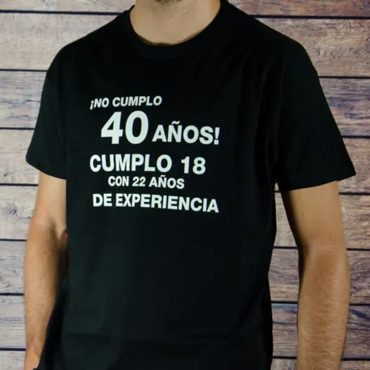 Camiseta cumplea&ntilde;os divertida personalizada (Detalle de presentación)