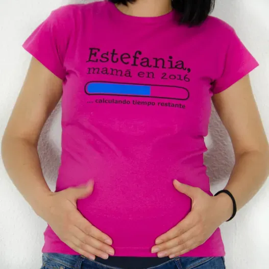 Camiseta mam&aacute; cargando personalizada (Detalle de presentación)