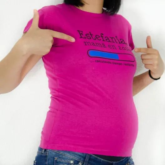 Camiseta mam&aacute; cargando personalizada (Vista alternativa)