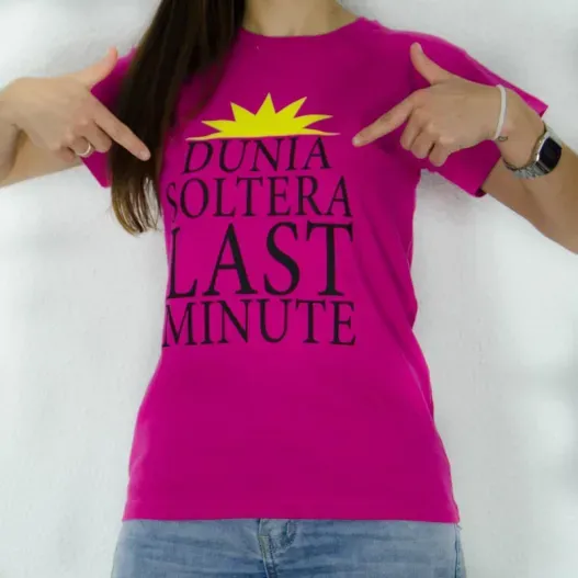 Camiseta soltera last minute personalizada (Detalle de presentación)