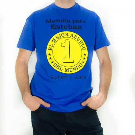 Camiseta medalla mejor abuelo personalizada (Detalle de presentación)