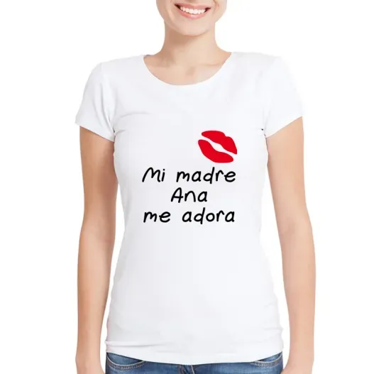 Camiseta mi madre me adora personalizada (Detalle de presentación)