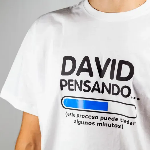 Camiseta personalizada pensando (Detalle de presentación)