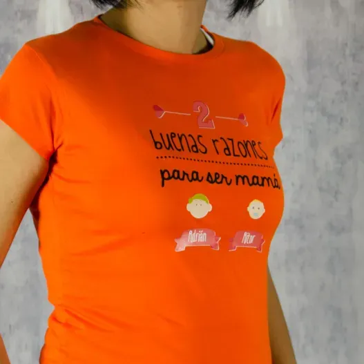 Camiseta razones para ser mam&aacute; (Detalle de presentación)