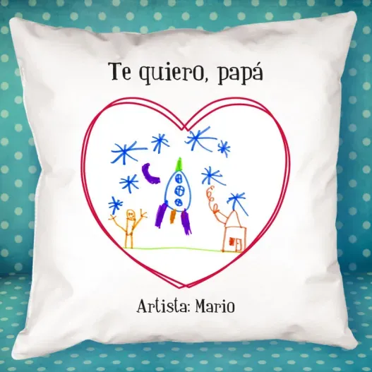 Coj&iacute;n personalizado coraz&oacute;n con dibujo de tu hijo (Detalle de presentación)
