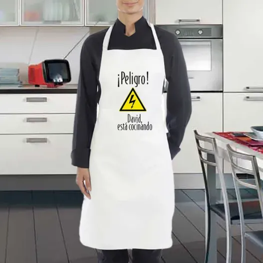 Delantal "Peligro cocinando" personalizado (Detalle de presentación)