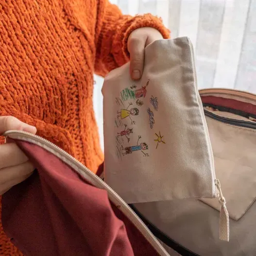 Neceser BIO personalizado con el dibujo de tu hijo (Detalle de presentación)