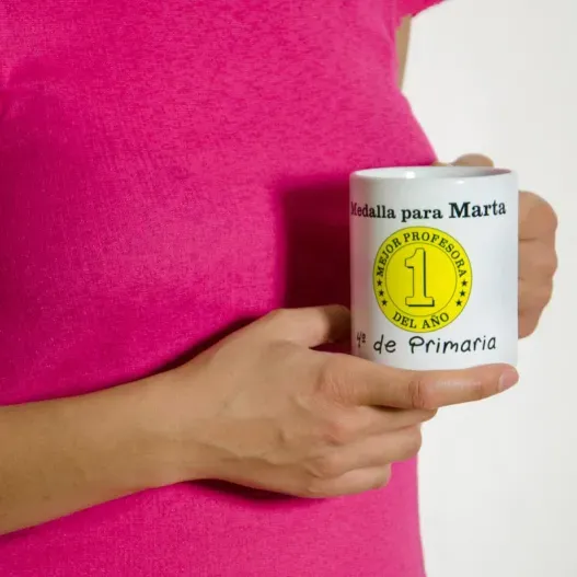 Taza personalizada 'Medalla al mejor profe del a&ntilde;o' (Detalle de presentación)