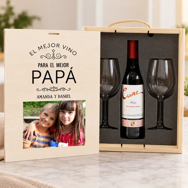 Caja de madera personalizada familiar con vino Cune y copa