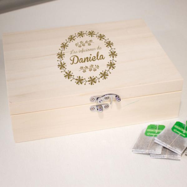 Caja de té de madera grabada