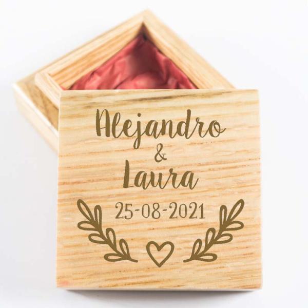 Caja grabada para regalar joya