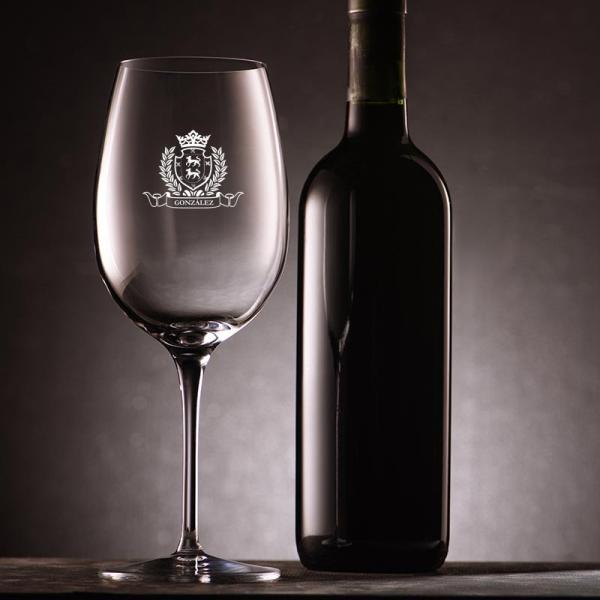 Copa de vino con un escudo grabado