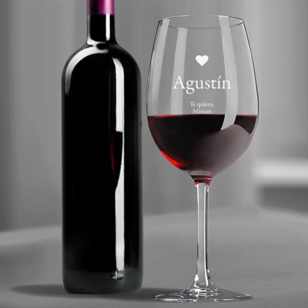 Copa de vino grabada con corazón