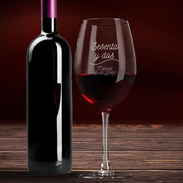 Copa de vino grabada cumpleaños