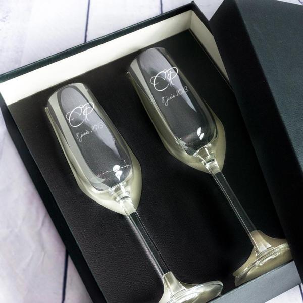 Copas de cava con iniciales grabadas