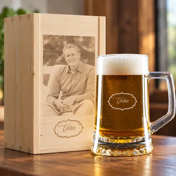 Jarra de cerveza grabada en caja de madera con foto