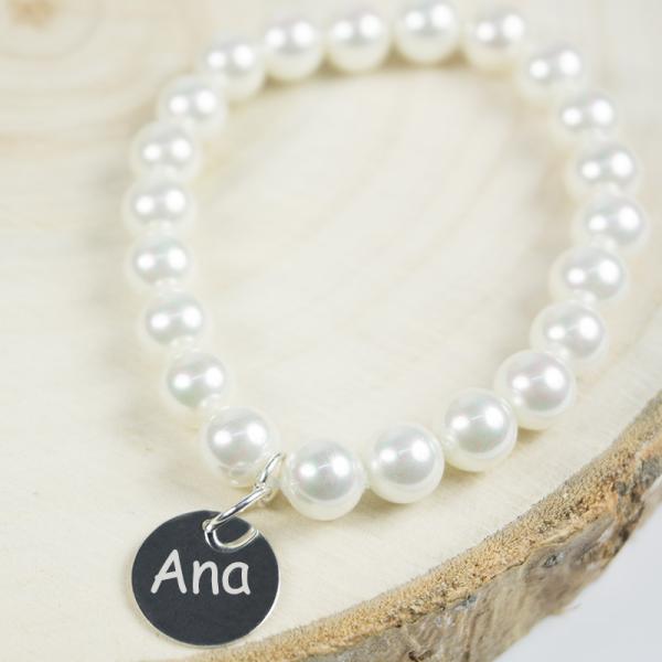 Pulsera perlas con medalla de plata grabada
