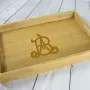 Regalos personalizados: Dise&ntilde;o y decoraci&oacute;n: Bandeja de madera con monograma grabado