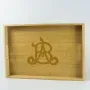Regalos personalizados: Dise&ntilde;o y decoraci&oacute;n: Bandeja de madera con monograma grabado