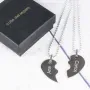 Regalos personalizados: Joyas personalizadas: Colgante coraz&oacute;n partido grabado