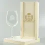 Regalos personalizados: Cristaler&iacute;a personalizada: Copa de vino con un escudo grabado