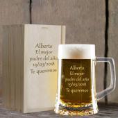 Jarra de cerveza grabada en estuche de madera