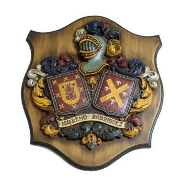 Metopa tallada con dos escudos heráldicos