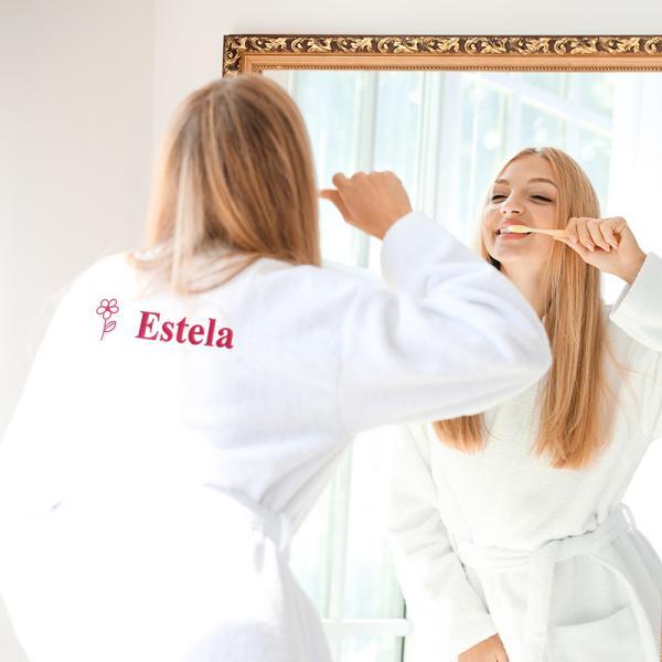 Albornoz bordado con motivo y nombre