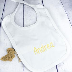Babero BIO con nombre bordado