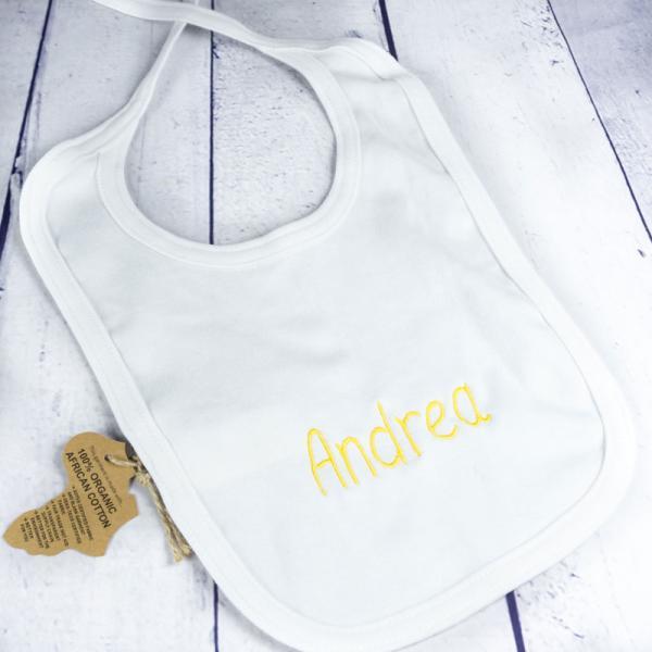 Babero BIO con nombre bordado