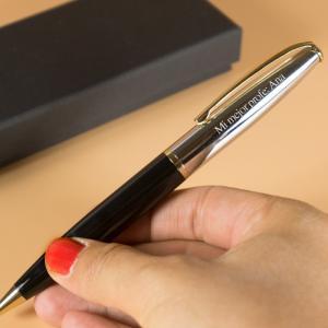 Bolígrafo con detalle dorado grabado