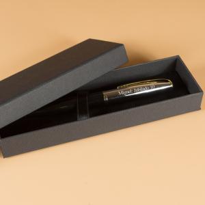 Bolígrafo con detalle dorado grabado