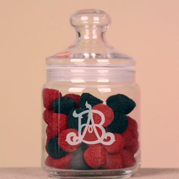 Bombonera con monograma grabado