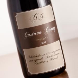 Botella de vino con etiqueta cumpleaños