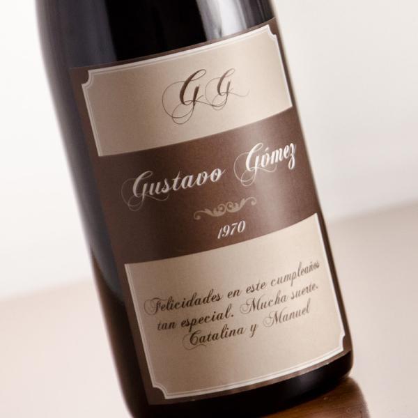 Botella de vino con etiqueta cumpleaños