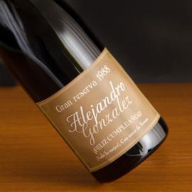 Botella de vino con etiqueta elegante