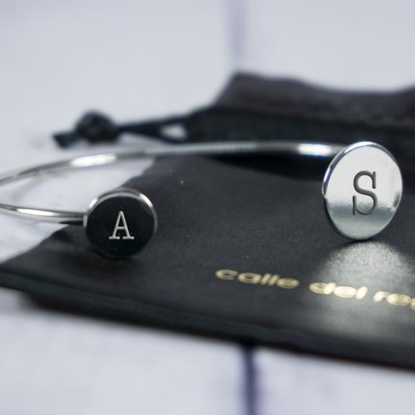 Brazalete con iniciales grabadas