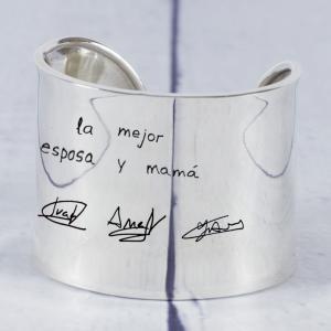Brazalete de plata personalizado con firmas