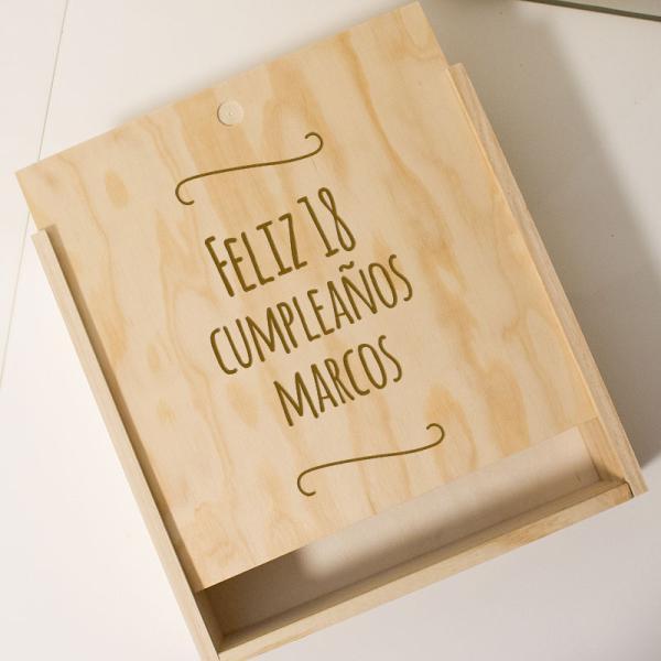 Caja de madera grabada