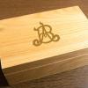 Regalos con nombre: Caja de roble personalizada con monograma