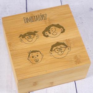 Caja de té grabada 'Familia Molona' en Bambú